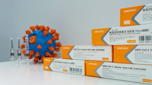 CoronaVac, vacina desenvolvida pelo laboratório chinês Sinovac em parceria com o Instituto Butantan