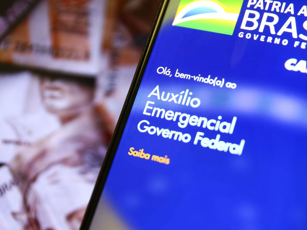 Celular exibe tela inicial do aplicativo usado para o cadastro no auxílio emergencial