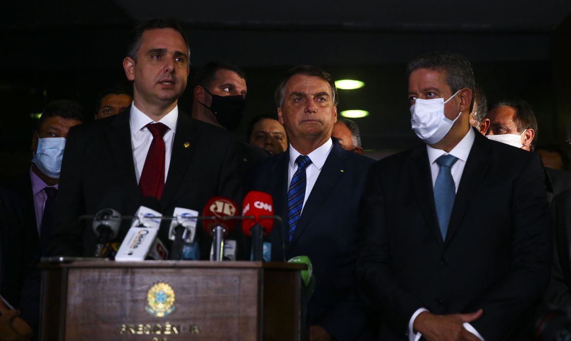 Presidentes da República, do Senado e da Câmara durante coletiva de imprensa