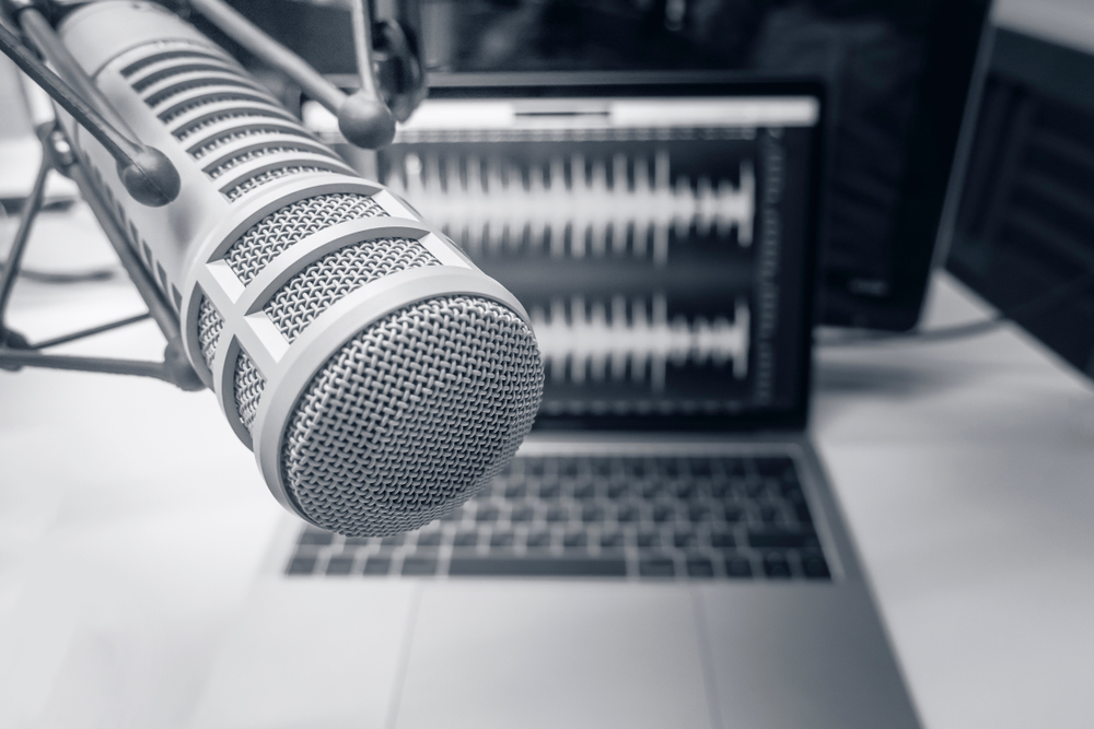 Microfone podcast laptop