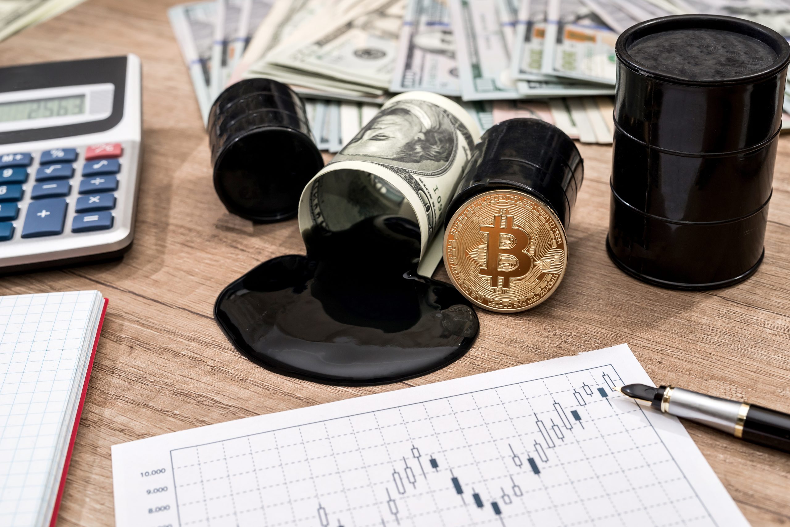 Petróleo com notas de dólar e bitcoin
