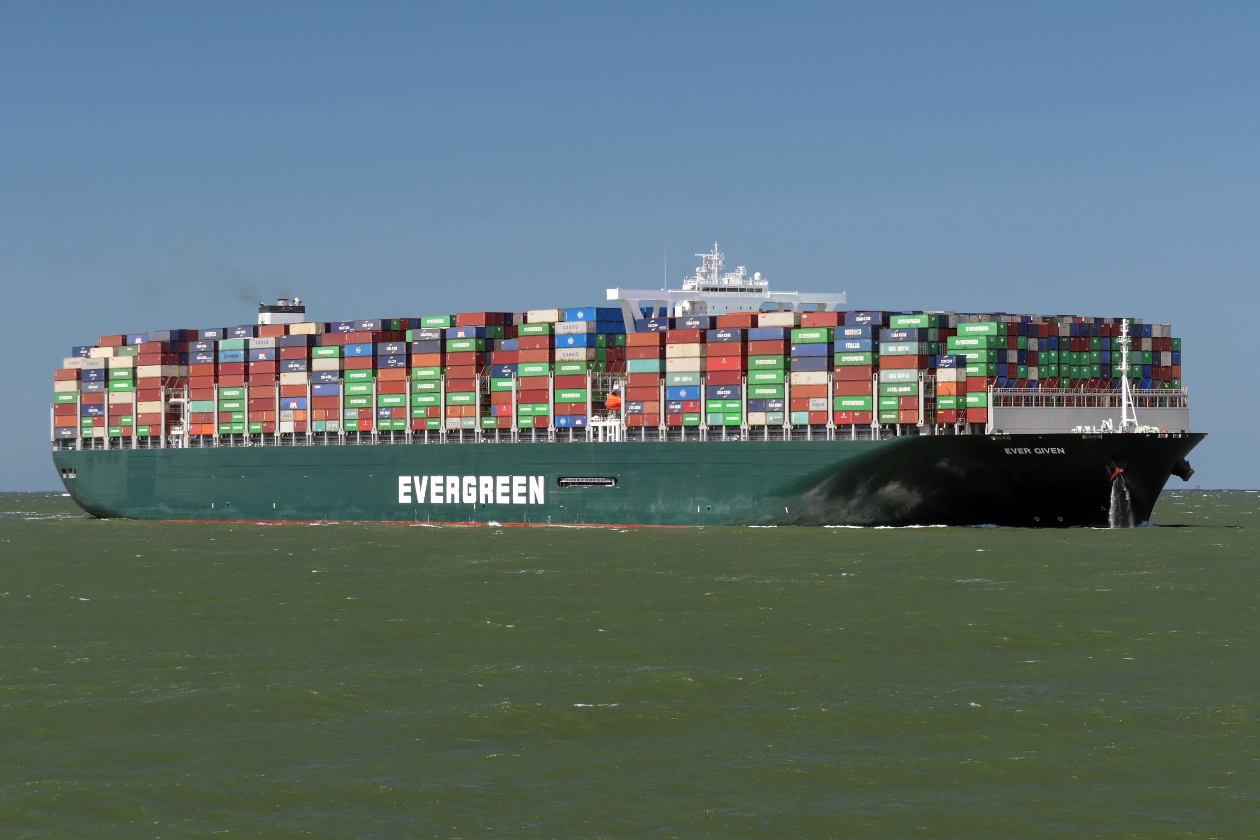 Porta-contêineres Ever Given é desencalhado do Canal de Suez - Seu Dinheiro