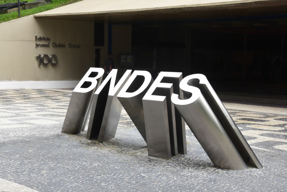 Logo do BNDES em frente à sede do banco no Rio de Janeiro