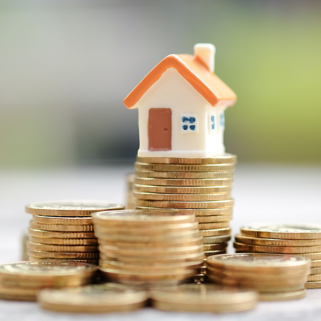 casa sobre pilhas de moedas imóveis