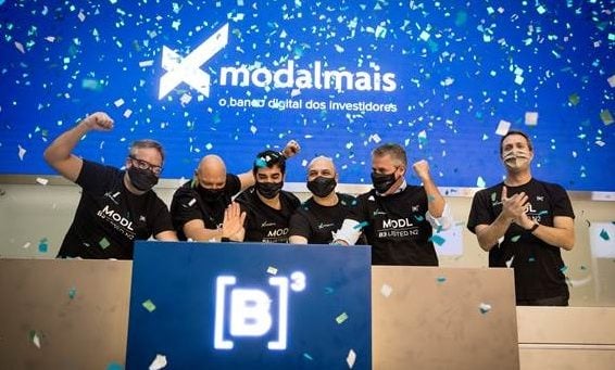 Tradicional vento com toque de campainha de abertura do pregão marcou a oferta pública do Banco Modal