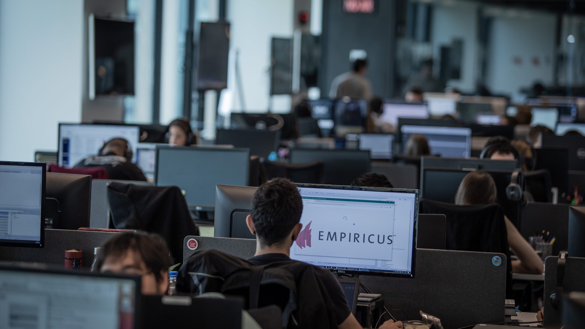 Colaboradores no escritório da Empiricus