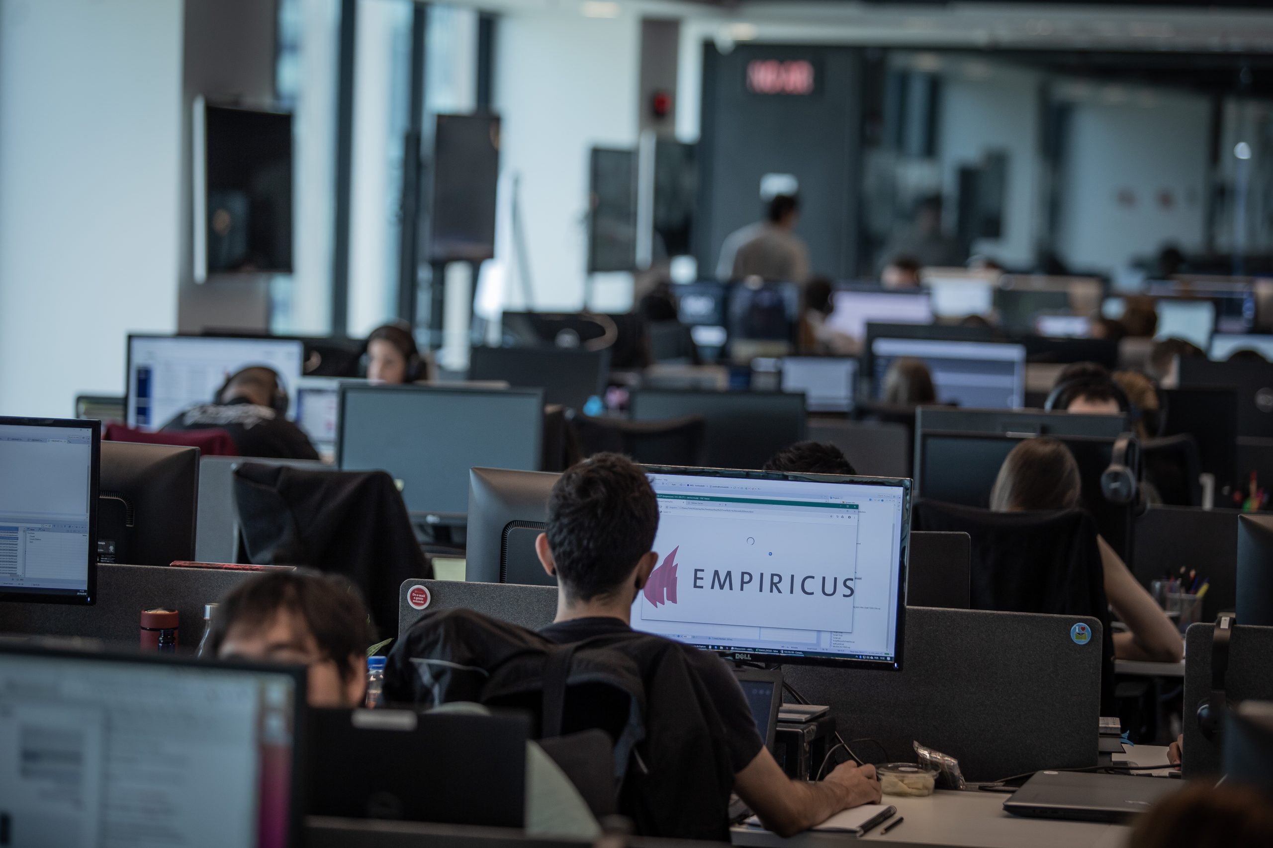 Colaboradores no escritório da Empiricus
