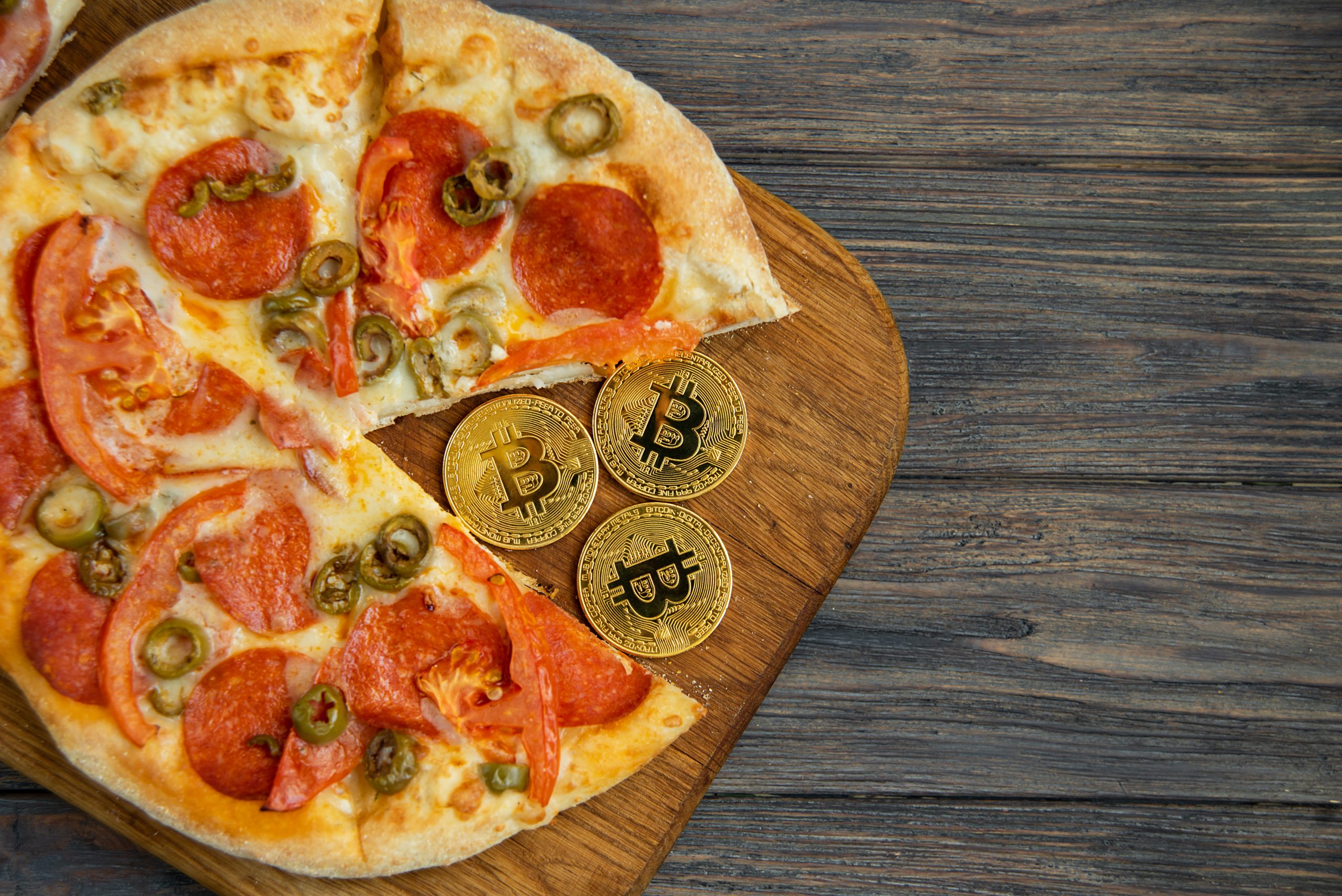Bitcoin Pizza Day: Comunidade cripto comemora redonda de quase US$ 300  milhões, Criptomoedas