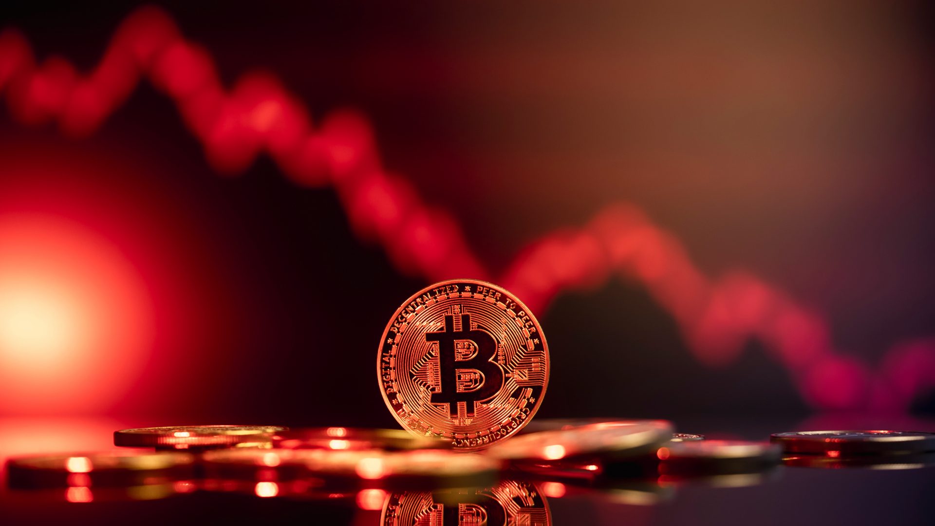Queda do bitcoin que puxou o mercado de criptomoedas no semestre, confira