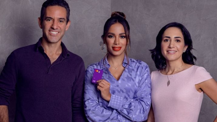 A cantora Anitta, ao lado de David Vélez e Cristina Junqueira, cofundadores do Nubank