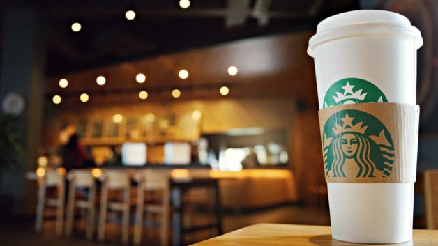 Copo meio vazio para a Starbucks: por que os investidores torram as ações em Nova York; papel cai mais de 10%