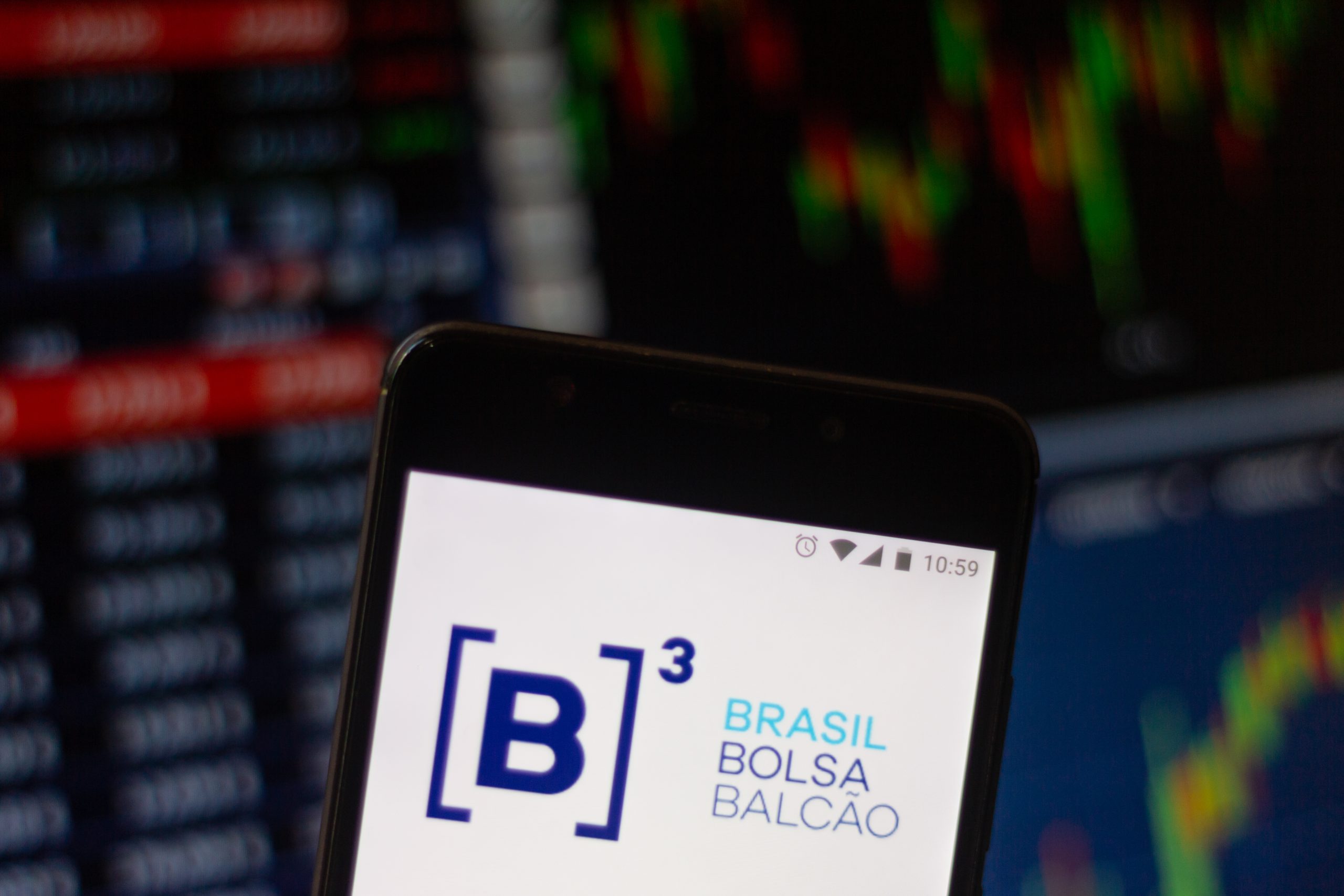tela de celular mostra logotipo da B3