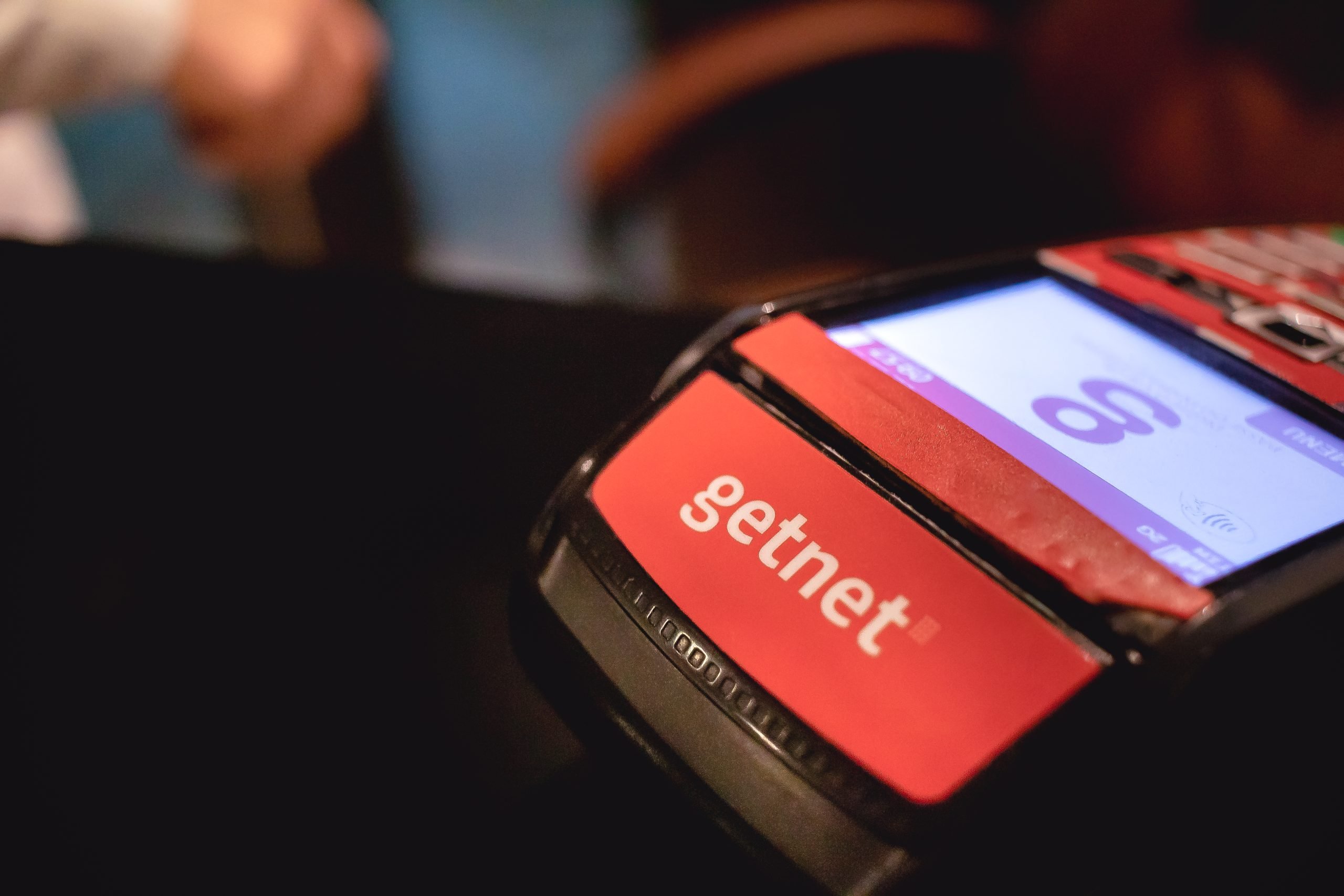 Maquininha da Getnet (GETT11) sobre uma mesa