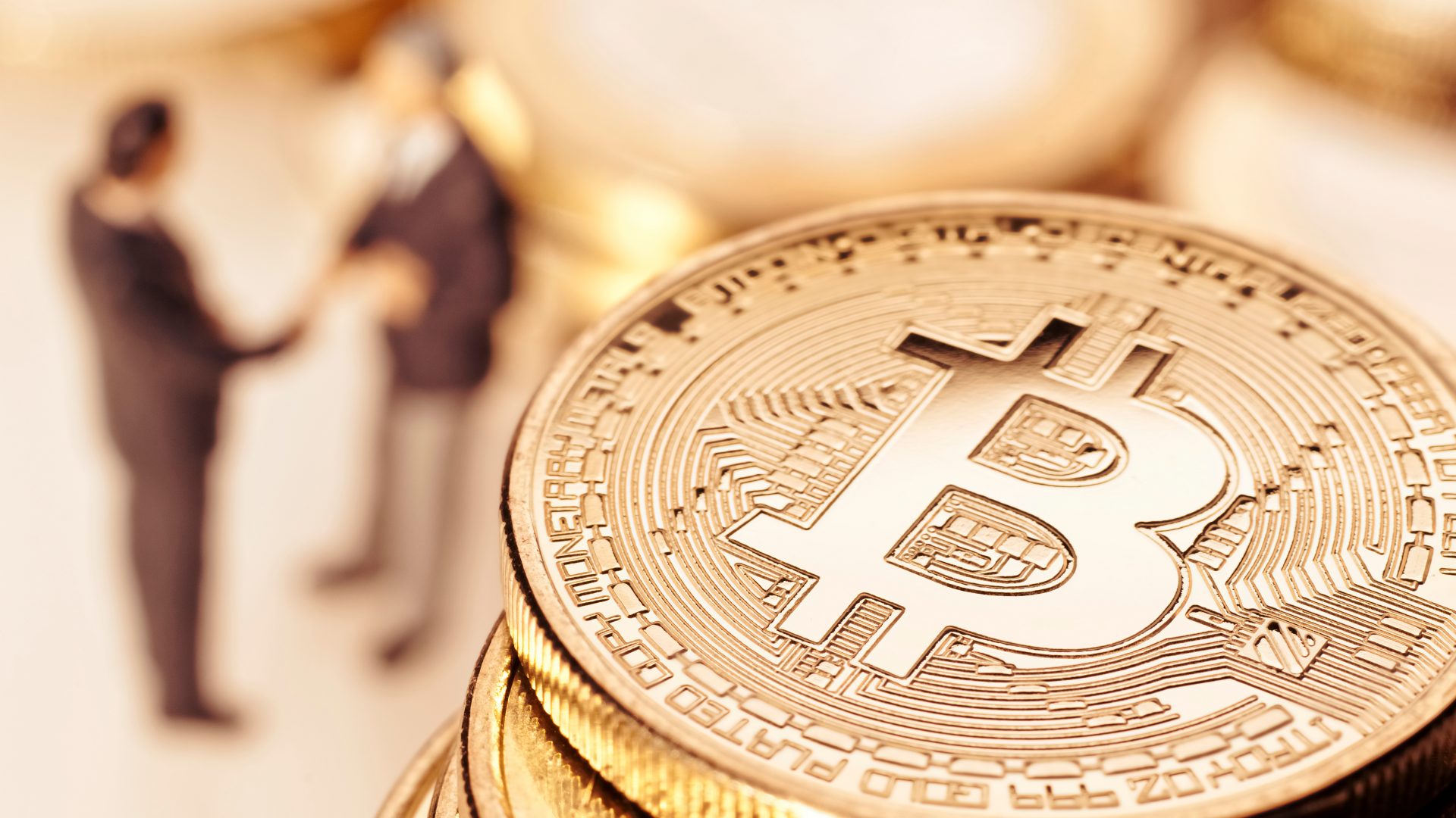Imagem de bitcoin com homens se cumprimentando ao fundo