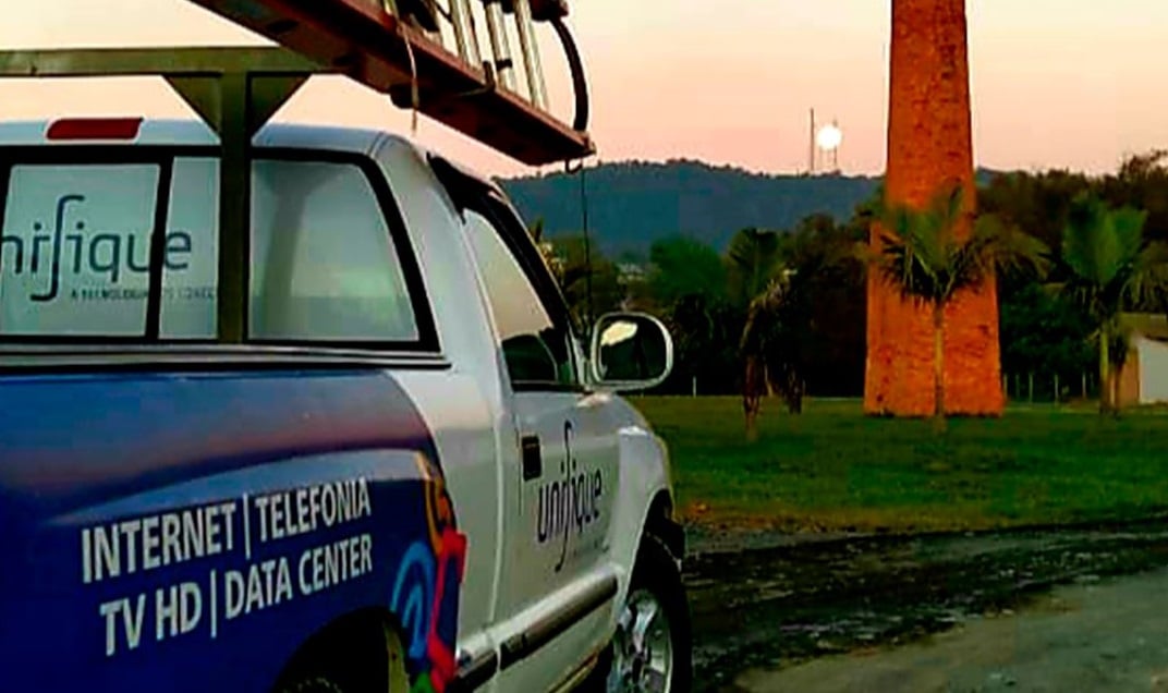 Carro da Unifique, em frente a um gramado FIQE3 IPO