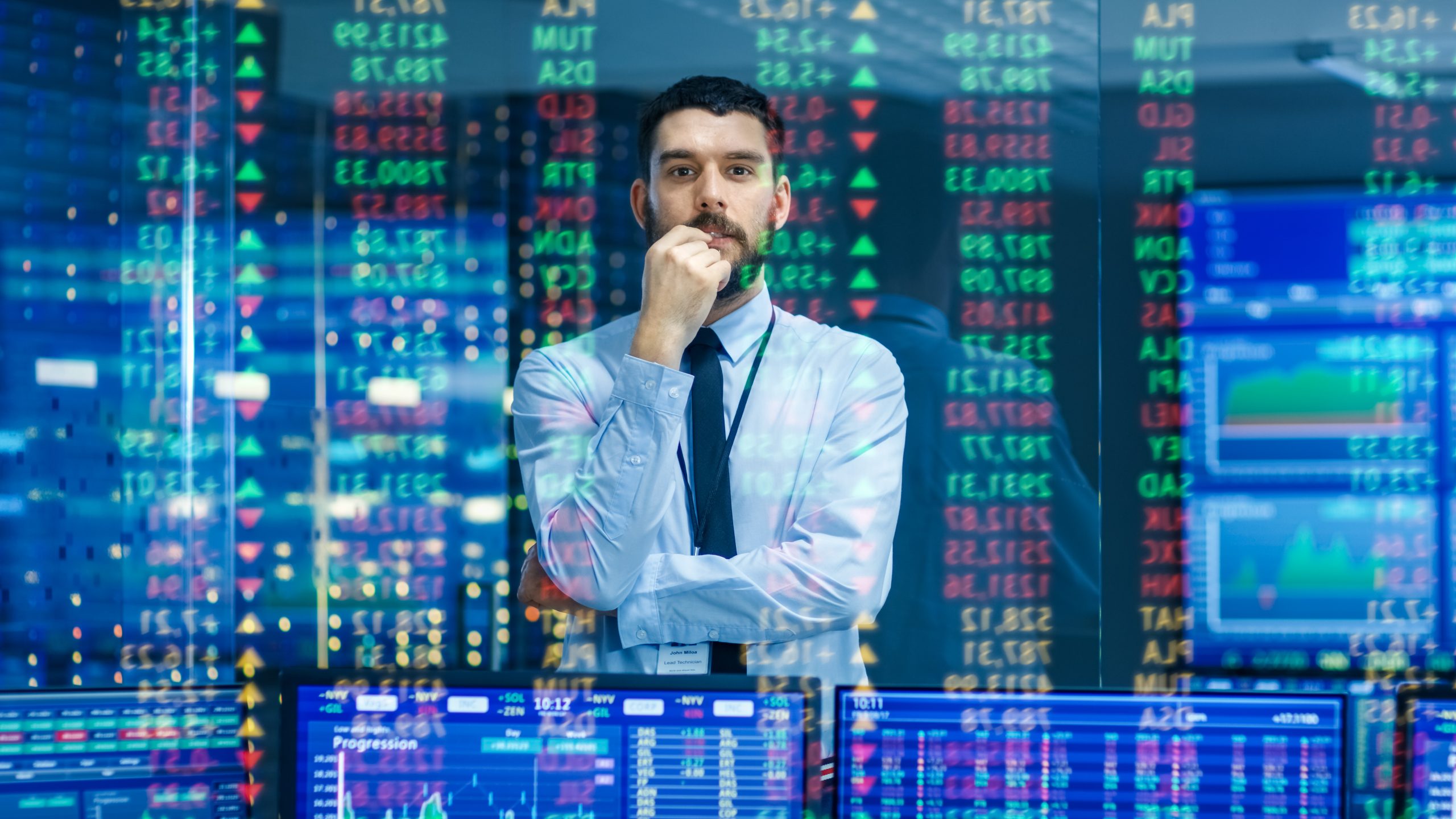 Trader mira cotações da bolsa