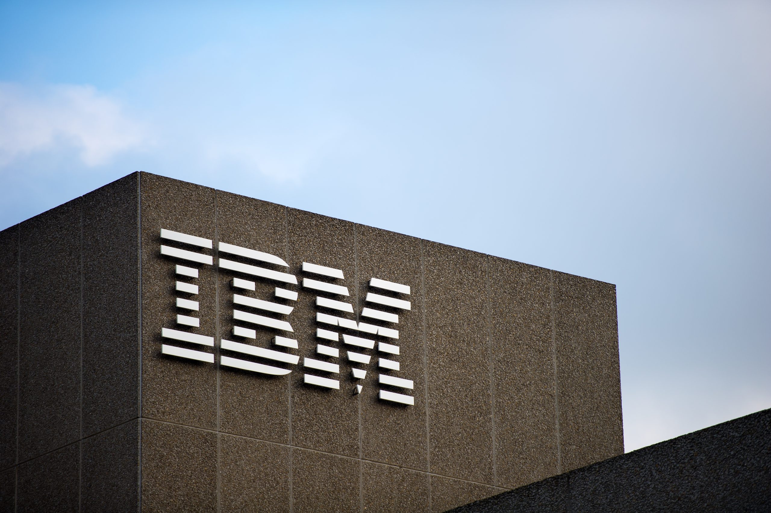 prédio da IBM com iniciais da empresa em branco