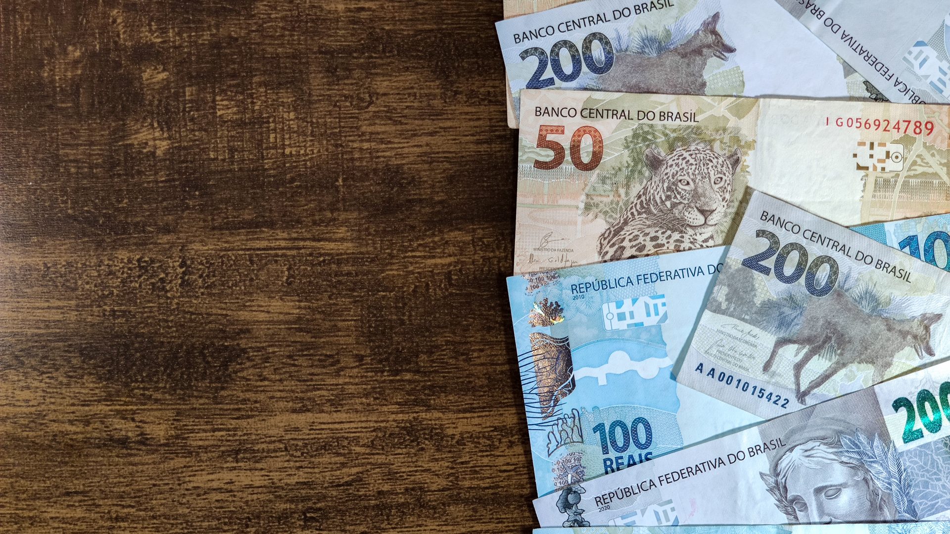 notas de reais em uma mesa | Dividendos