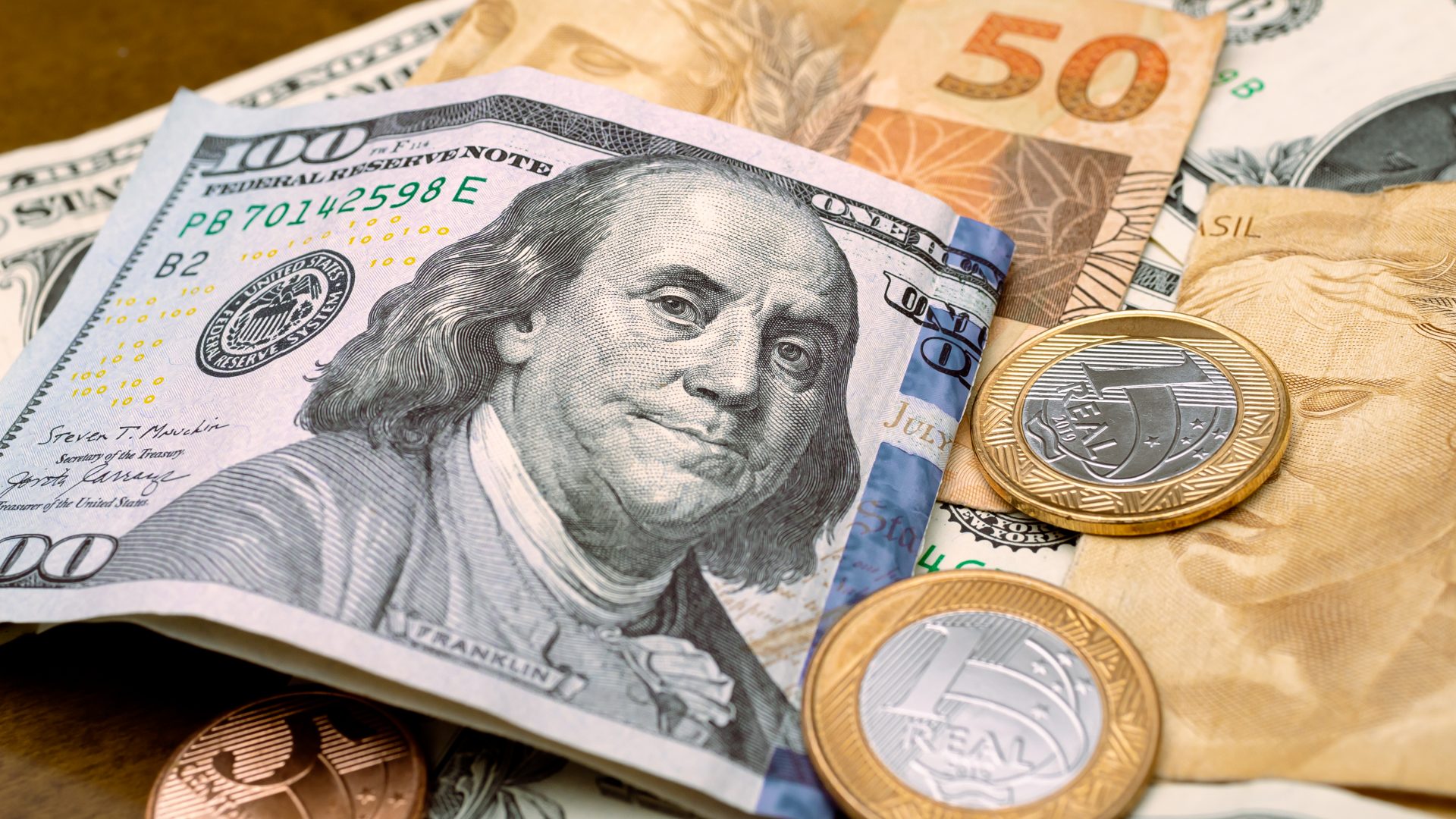 Notas de dólar e real, inflação
