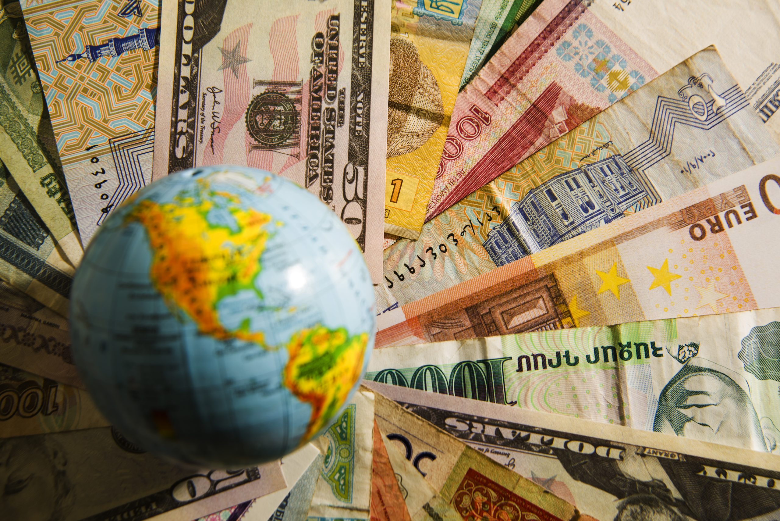 Globo e cédulas de dinheiro de diversos países