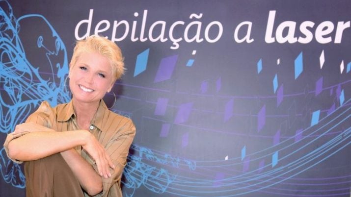 Xuxa Meneghel em frente a banner da EspaçoLaser, que tem a apresentadora como sócia