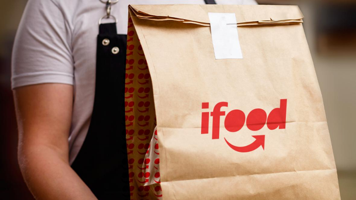 embalagem de papel para entrega com logo do ifood vermelho ao centro