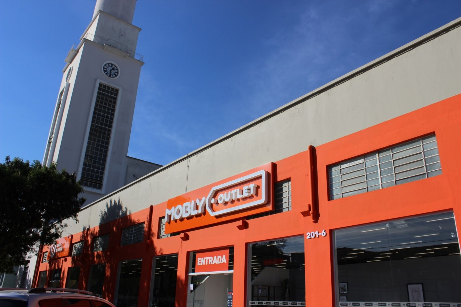 Fachada da loja física da Mobly