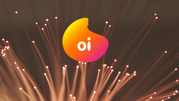 Montagem com logo da Oi e fogos de artifícios