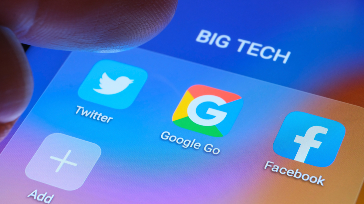 Tela do celular com apps de empresas de tecnologia, como Twitter, Google e Facebook