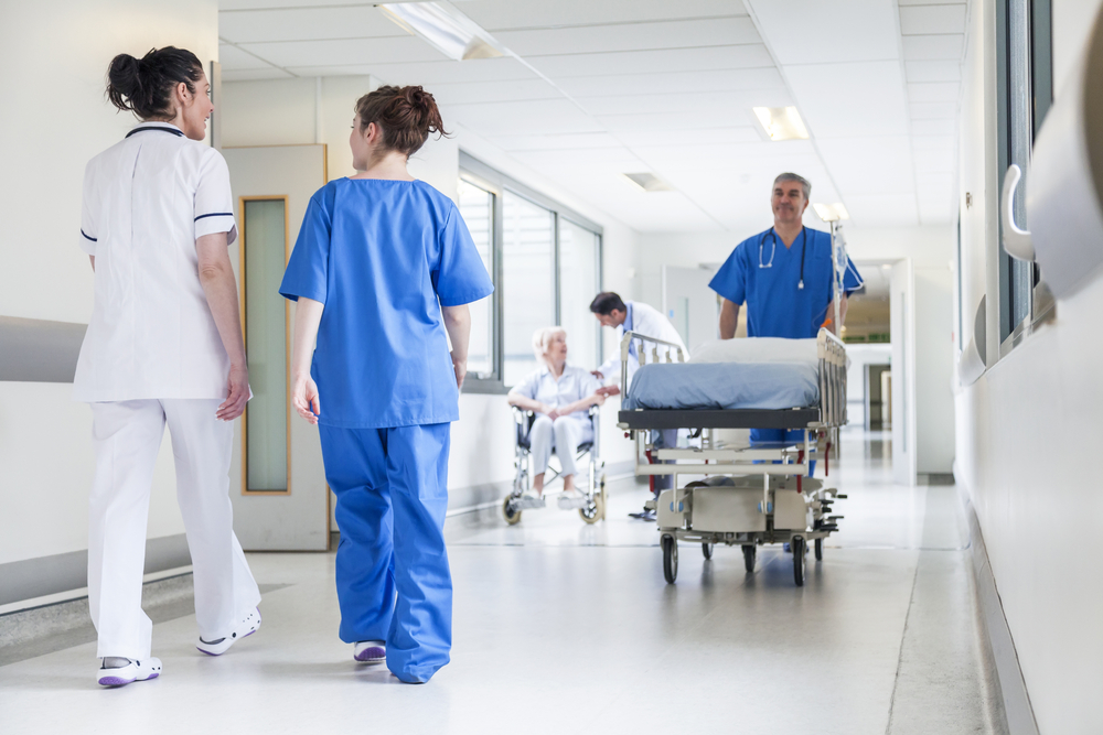 corredor de hospital com médicos/enfermeiros