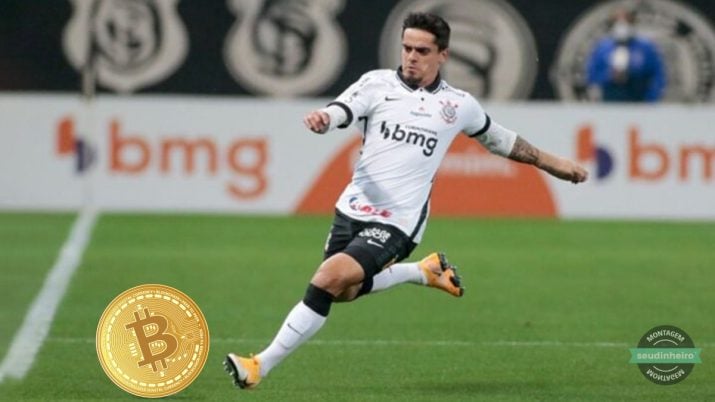 jogador do corinthians chutando um bitcoin