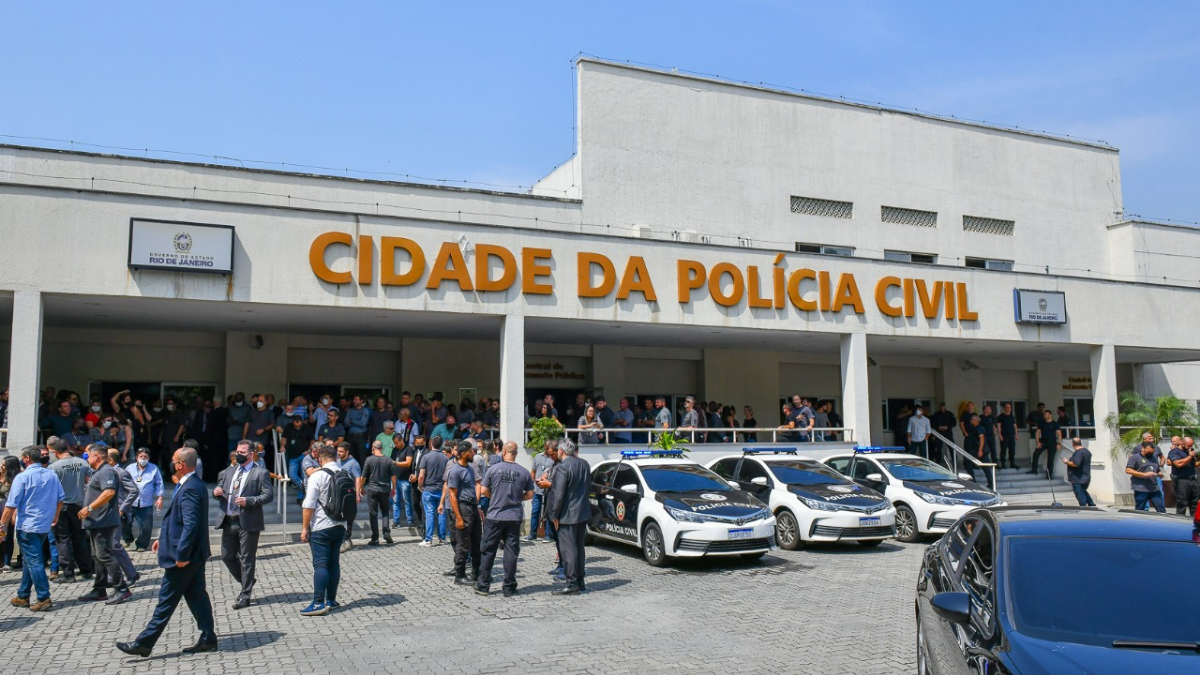 Polícia civil do rio de janeiro em operação contra tráfico de drogas com criptomoedas e bitcoin