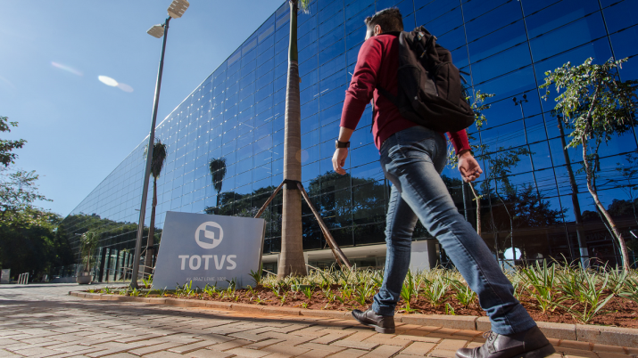 Foto de um homem passando em frente à fachada da sete da Totvs (TOTS3), em São Paulo