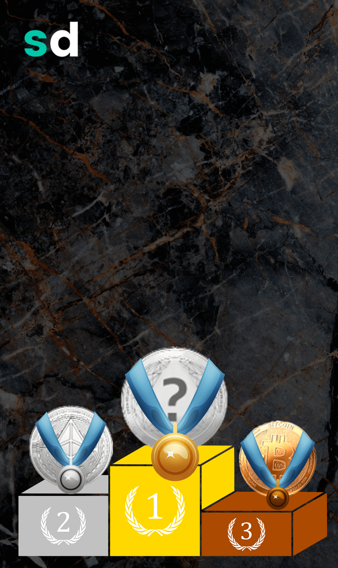 O fundo é preto, com uma textura de pedra marmorizada, com veios em branco, cinza e dourado. Na frente, há a ilustração de um pódio de competição. Existem três criptomoedas ocupando-o, com as medalhas respectivas. No terceiro lugar está o Bitcoin, com o bronze, no segundo o Ethereum, e em primeiro uma moeda com um ponto de interrogação.