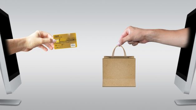 Computadores trocando cartão de crédito e compras