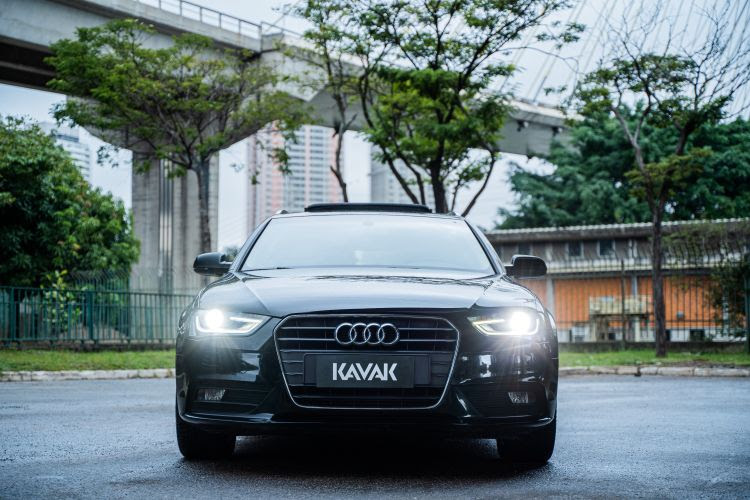 Carro preto com a placa da Kavak