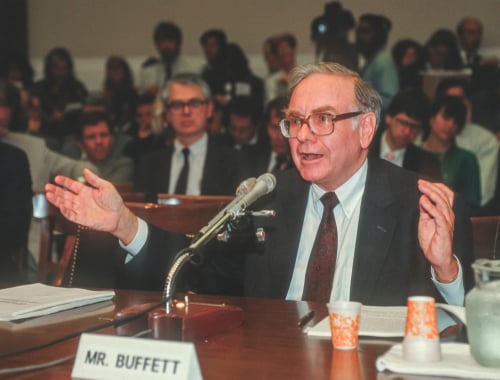 Warren Buffet disursando