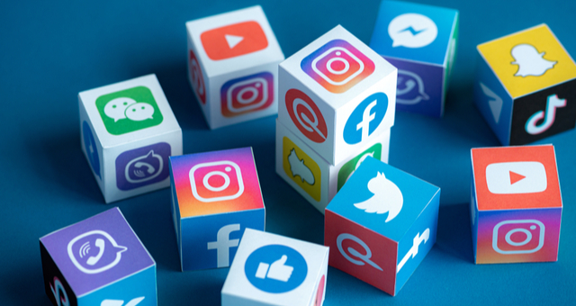 dados com a logo de cada rede social em cada face
