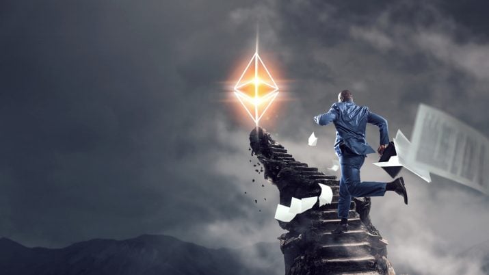 Homem corre para topo da montanha onde há um ethereum, segunda principal criptomoeda do mercado