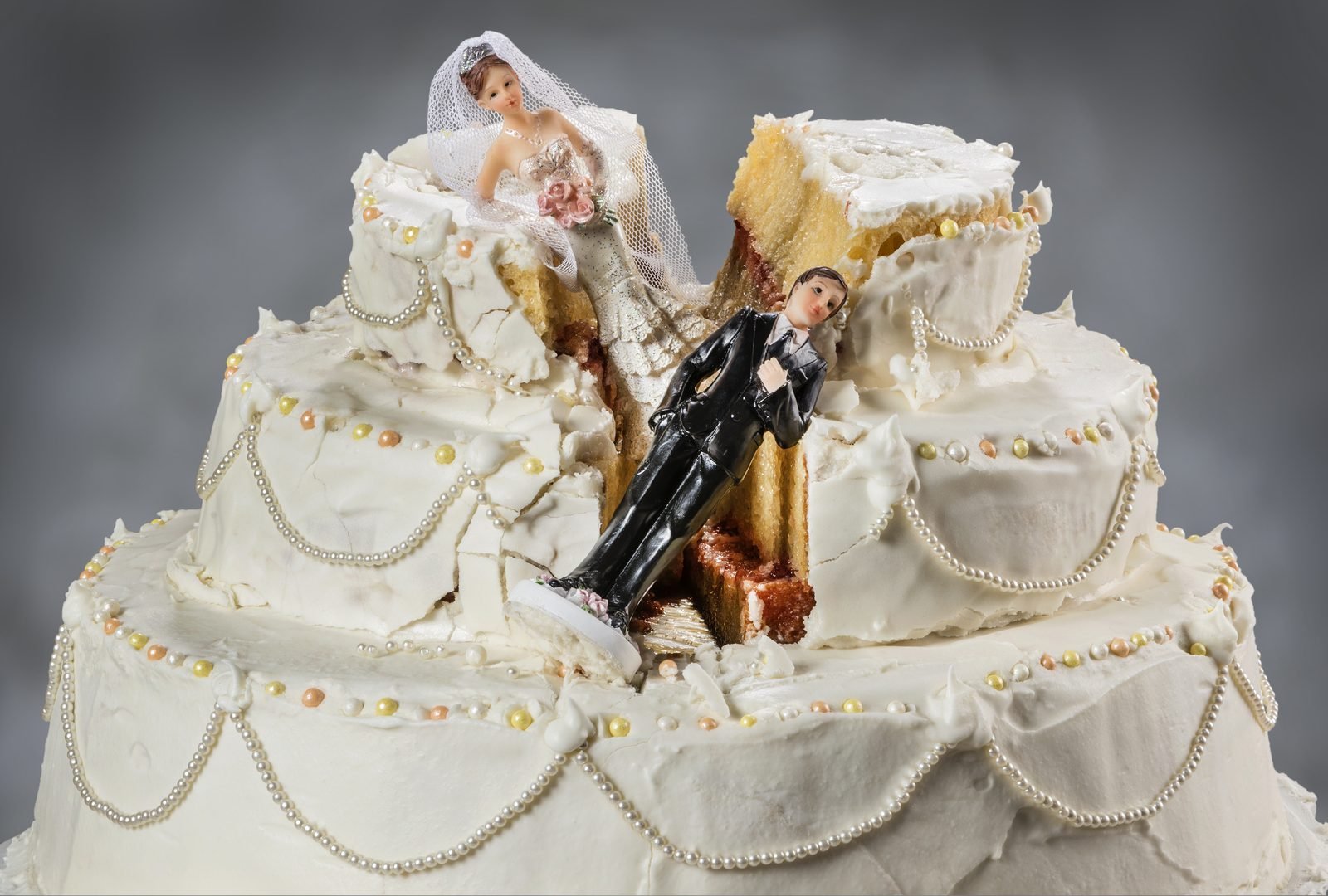 Par de estátua de noivos caídas em um bolo de casamento | Hapvida e Intermédica