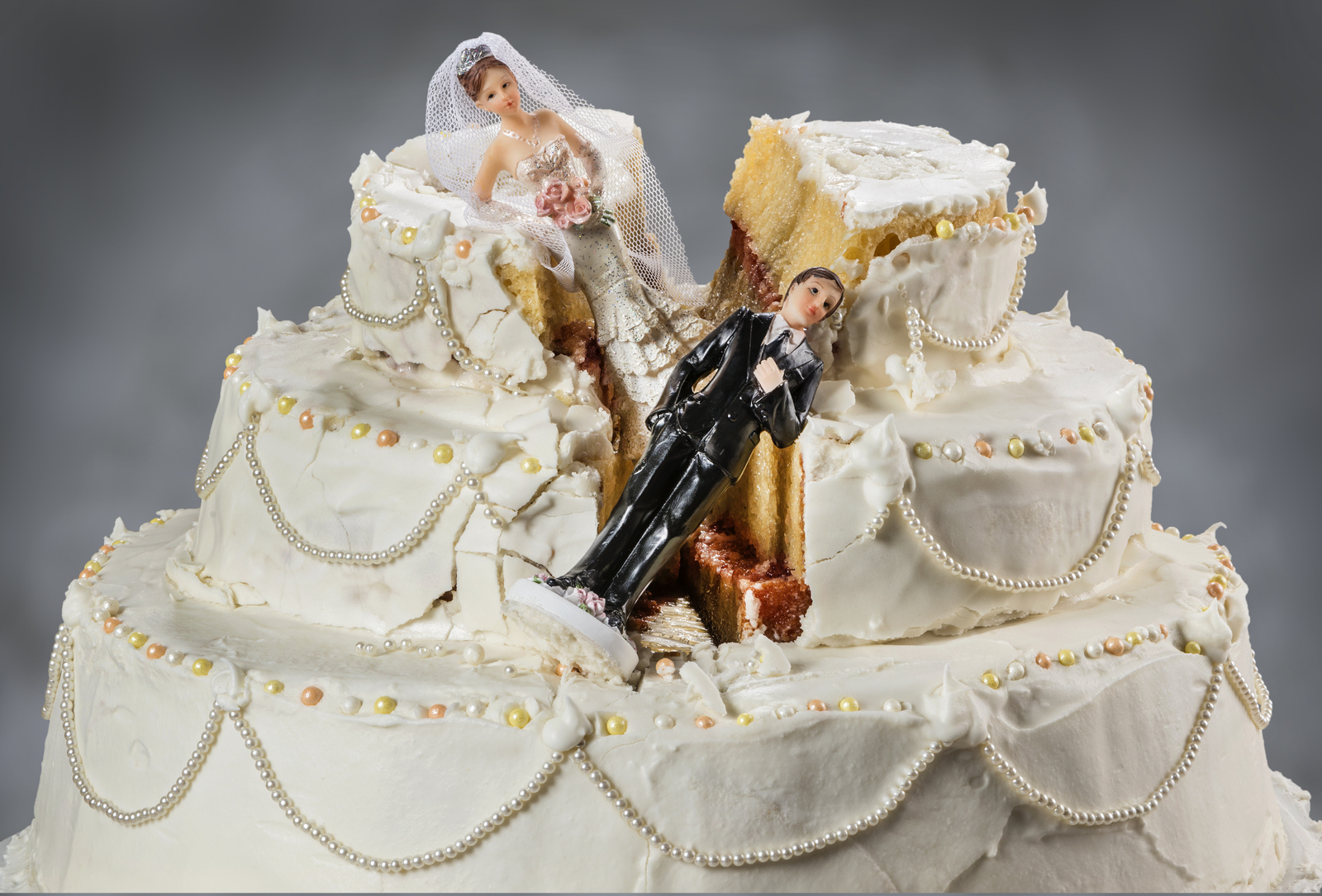 Par de estátua de noivos caídas em um bolo de casamento | Hapvida e Intermédica