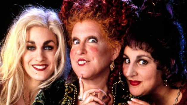 Três mulheres fantasiadas de bruxas | Ibovespa