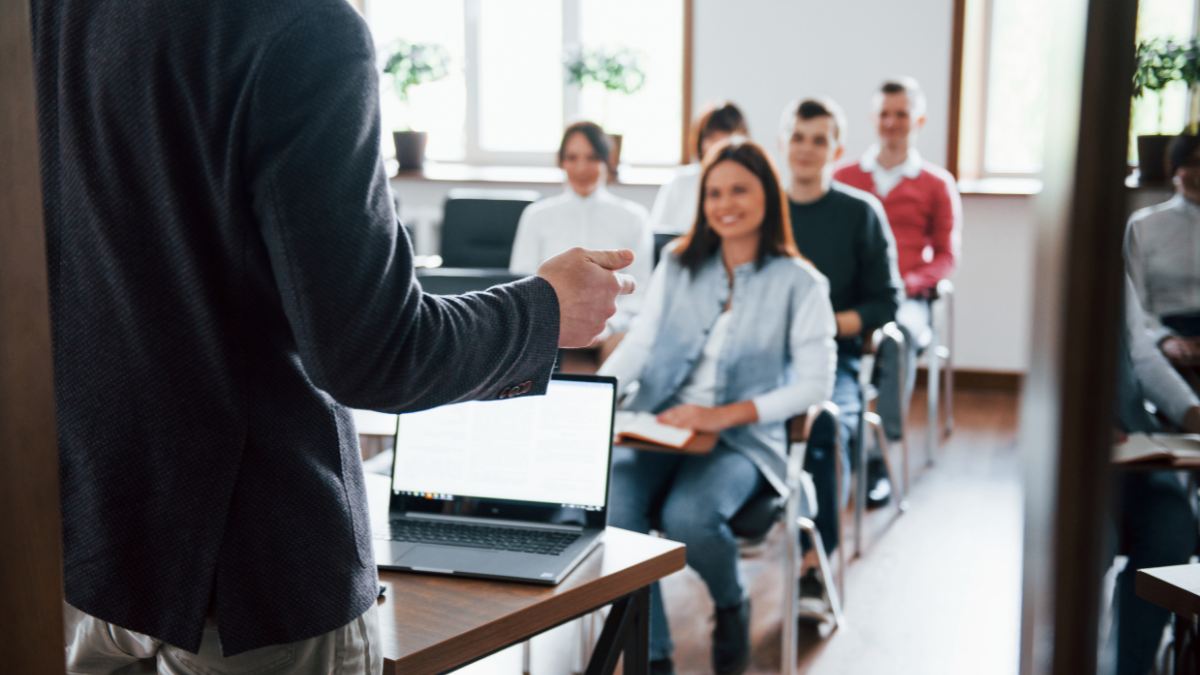 alunos ficam atentos na primeira aula sobre fundos de investimentos