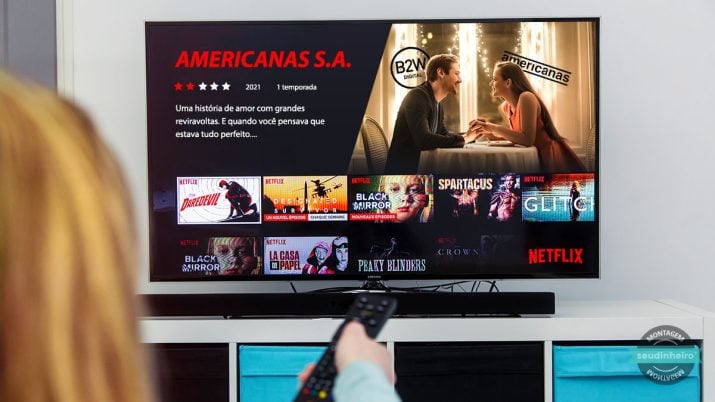 Montagem de pessoa apontando o controle para tv com série na Netflix de nome Americanas S.A. e ao lado um casal em jantar romântico, o homem com o logo da B2W atrás e mulher com o logo da americanas atrás