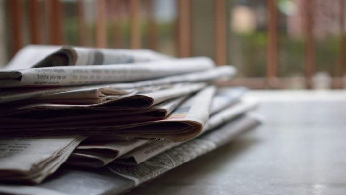 Pilha de jornais sobre uma mesa | Ibovespa