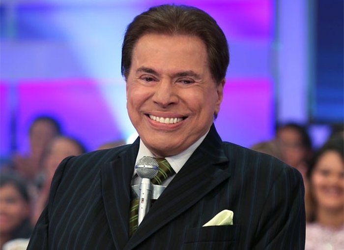 Silvio Santos sorrindo no auditório