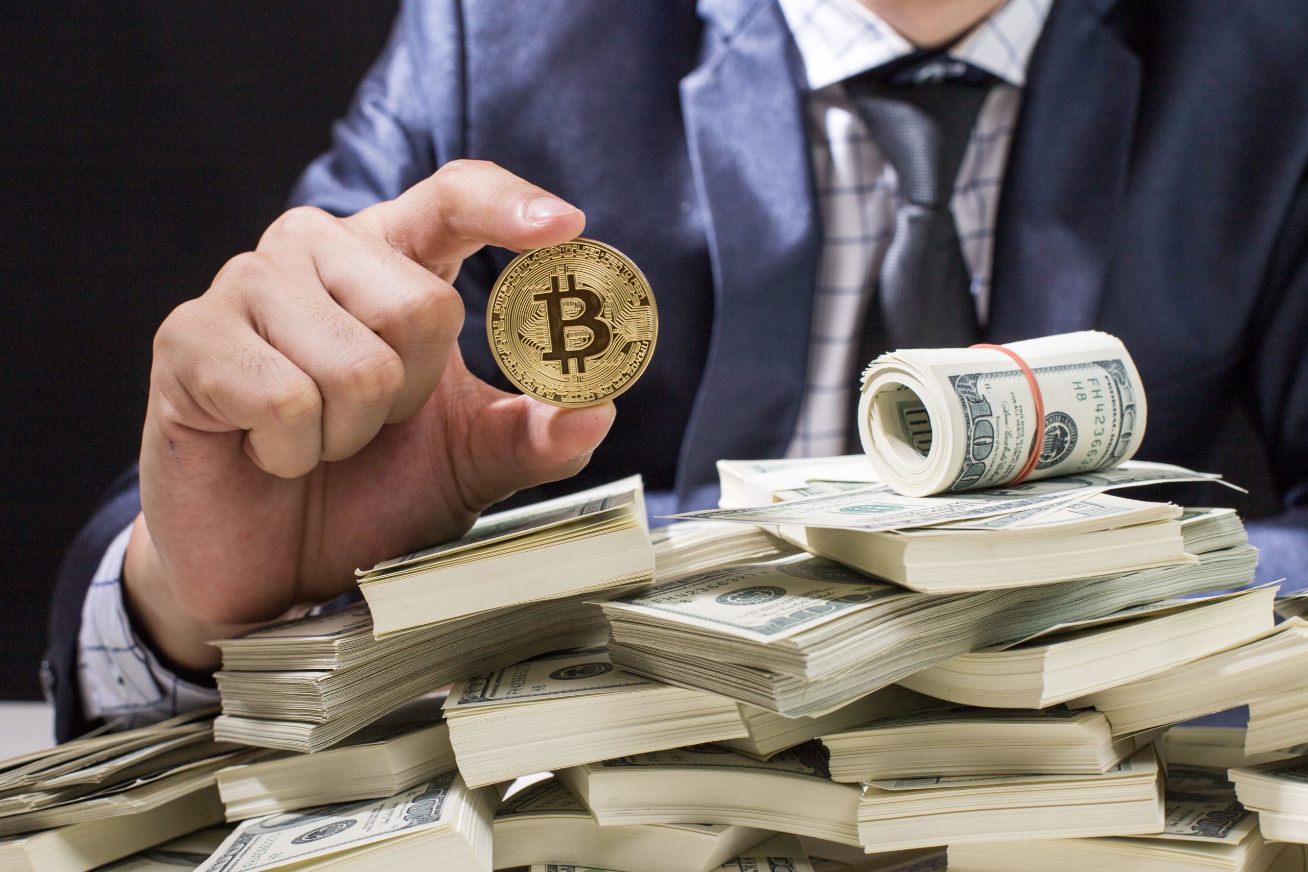 Bitcoin sobre pilhas de dólares
