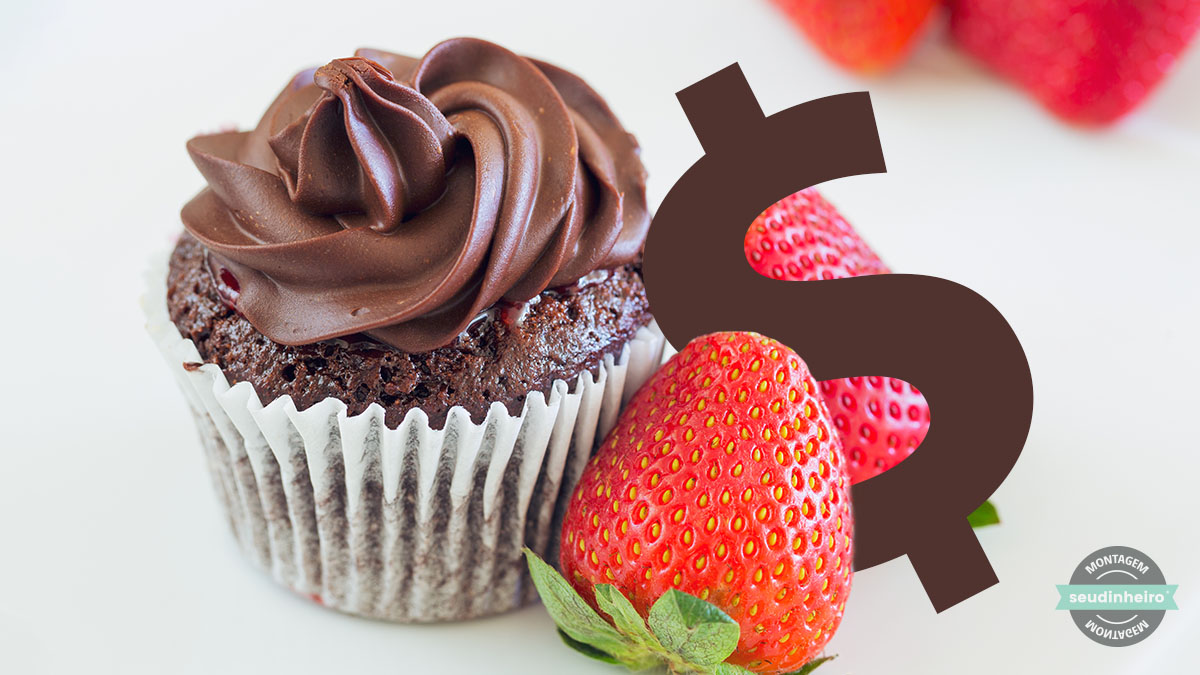 Montagem de cupcake de chocolate com dois morangos e um cifrão ao lado