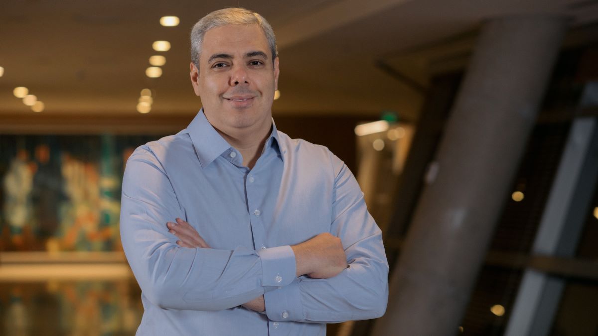 Milton Maluhy Filho, presidente do Itaú Unibanco, de braços cruzados