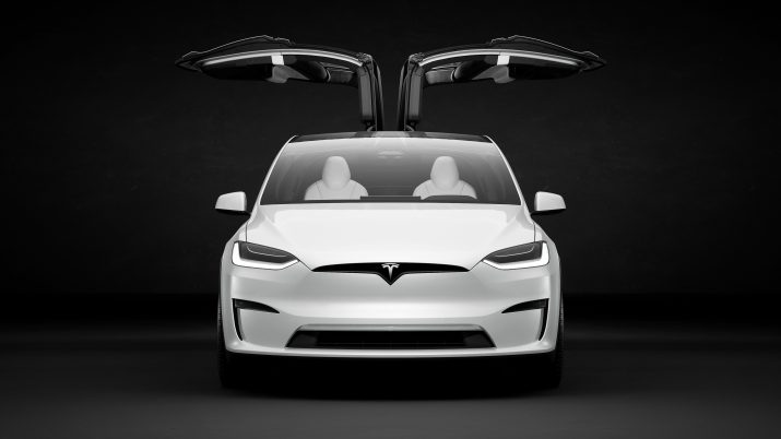 Carro elétrico Tesla Model X com as portas abertas